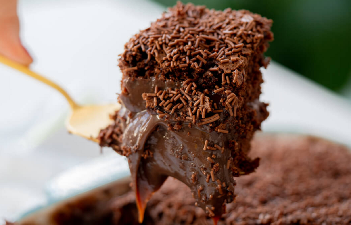 Receita de bolo de brigadeiro: molhada e bem recheada