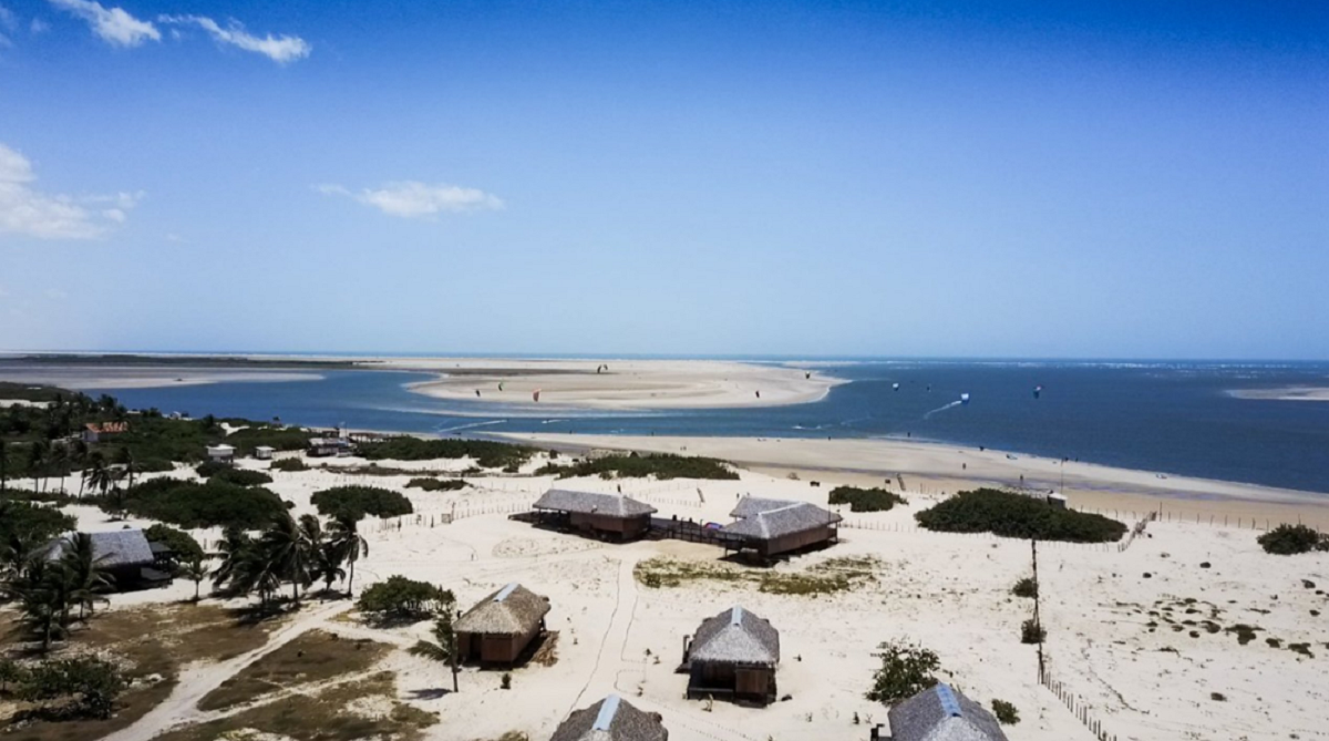 Atins, porta de entrada dos Lençóis Maranhenses Vista da vila de Atins nos Lençóis Maranhenses, com dunas, mar ao fundo e vegetação nativa