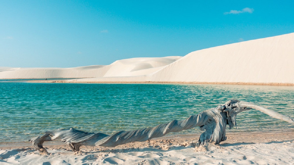 Barreirinhas, acesso aos Lençóis Maranhenses pelo rio Preguiças Vista da cidade de Barreirinhas, no Maranhão, com o rio Preguiças e embarcações navegando em direção aos Lençóis Maranhenses