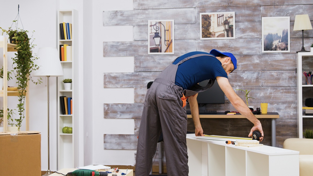 Homem começando içamento de móveis Homem começando içamento de móveis