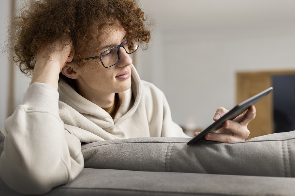 Pessoa jovem utilizando celular em plataforma digital para psicólogos